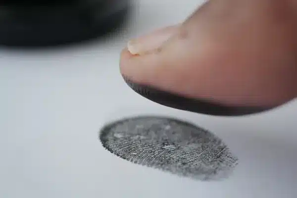 Tarjeta de huellas digitales FD-258 completada en tinta para trámites en papel