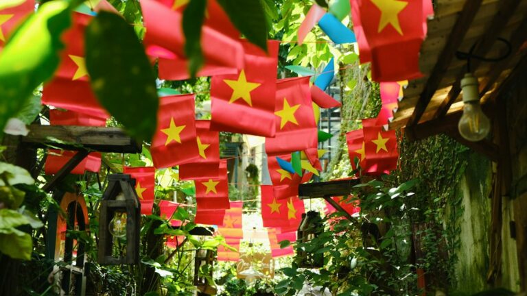 Cờ Việt Nam — Việt Nam gia nhập Công ước Apostille từ ngày 11 tháng 9 năm 2026