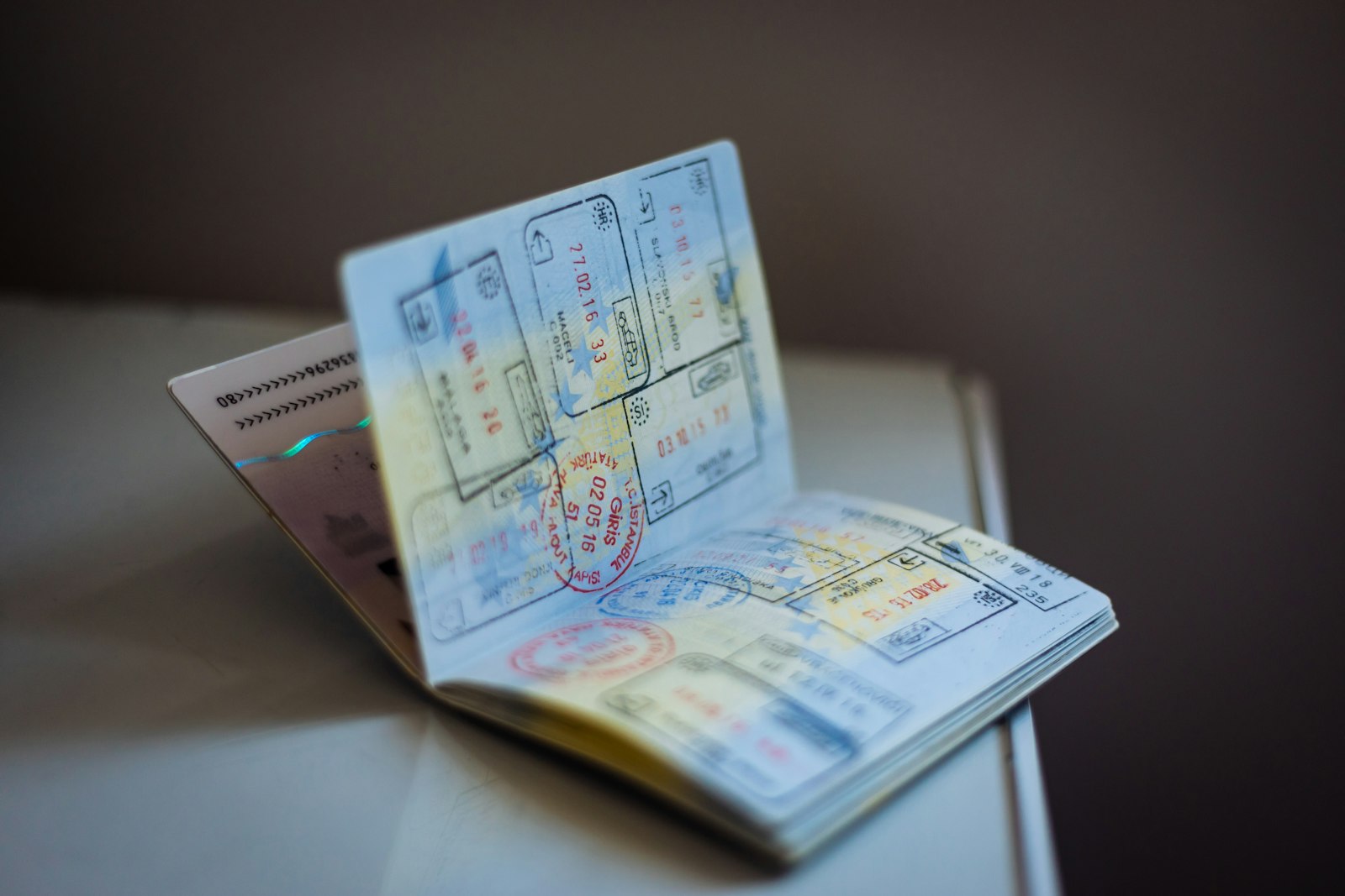Pasaporte con sellos para un trámite de visa o residencia que pide la carta de antecedentes del FBI